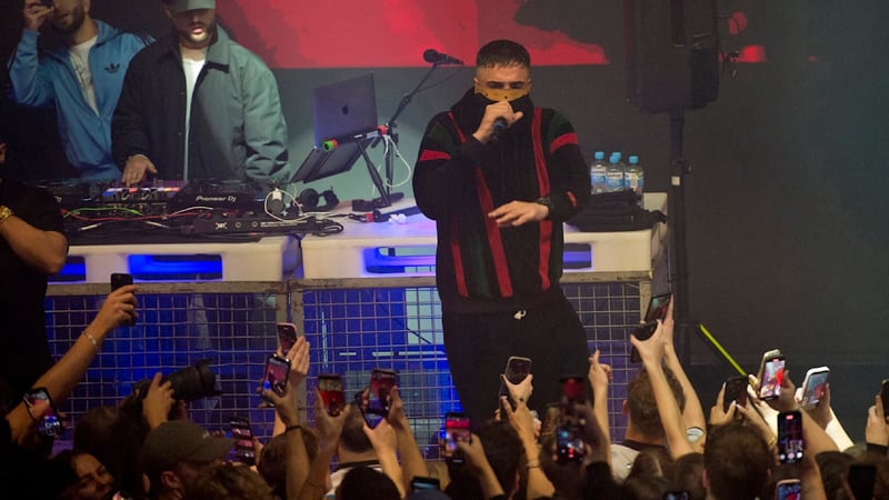 Erstes Konzert nach Erfolgs-Doku - „Ich bin clean!“ Haftbefehl verhüllt seine Nase