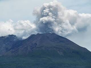 Alerte aux retombées de cendres dans le sud du Japon après une éruption volcanique