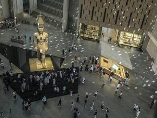 Une statue majestueuse et un bassin presque invisible : pourquoi tant de chutes au Musée Égyptien du Caire ?