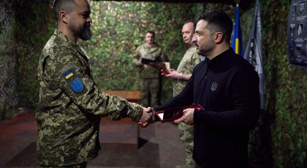 Ucraina, a Pokrovsk truppe ucraine circondate. Zelensky: «Decidono i militari se ritirarsi»