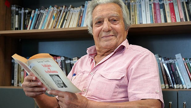 Emekli öğretmen ünlülerle olan anılarını yazıyor: 'O sözünü hiç unutmadım'