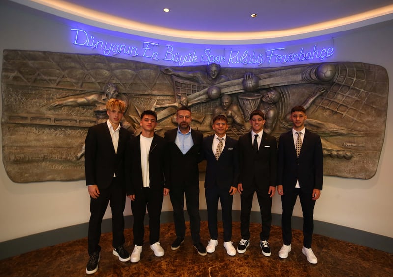 Fenerbahçe, 5 genç futbolcuyla profesyonel sözleşme imzaladı
