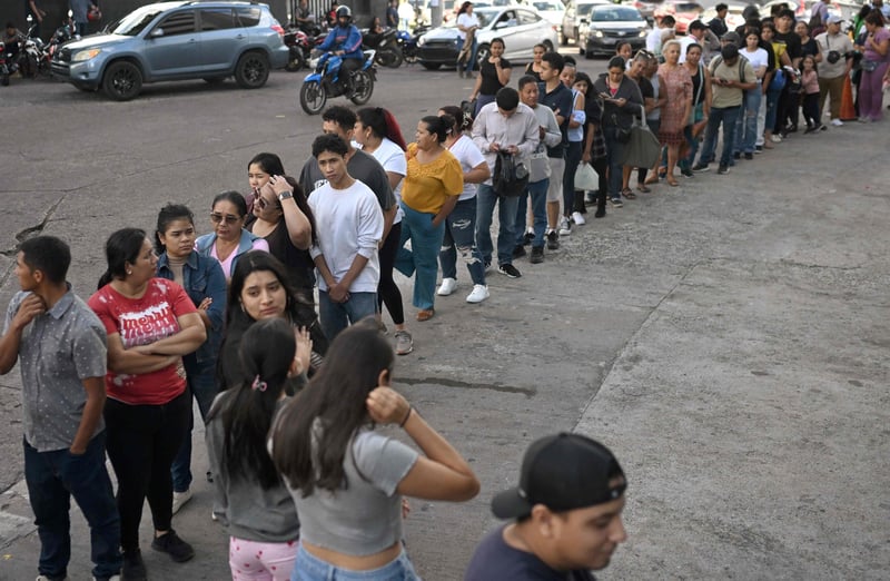 Pugna ante una decisiva cita electoral entre Trump y Maduro para mantener a Honduras en su 'patio trasero'