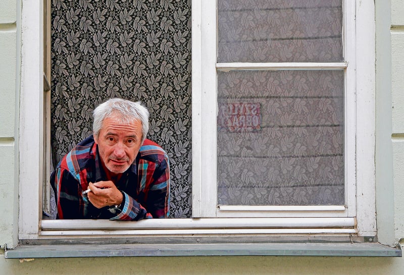 Rentner am Fenster | Herr Haberle und die Hummelers