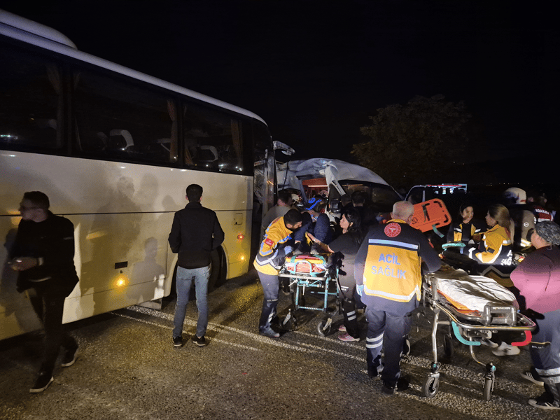 İzmir'de iki işçi servisi birbirine girdi: 13 yaralı