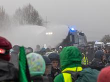 Großeinsatz der Polizei: Zehntausende protestieren gegen neue AfD-Jugend