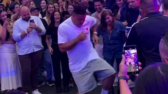 Ronaldo hat es noch drauf - Brasilien-Legende schwingt grazil seine Hüften!