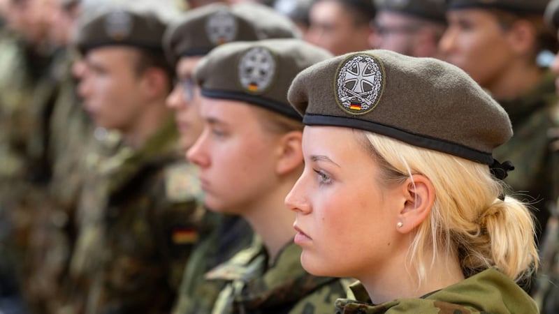 Weniger Schreibtisch-Offiziere - Union fordert Verjüngung der Bundeswehr