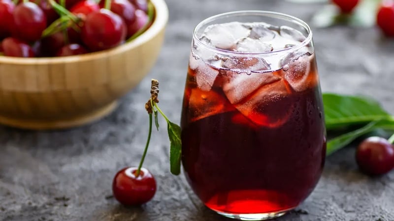 Katkı maddeli içeceklere son! Hem doğal hem lezzetli: Evde vişne kompostosu yapılışı