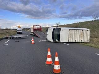 Accident en Maine-et-Loire : un 4X4 perd sa remorque et l’utilitaire qu’il transporte, une voiture les percute
