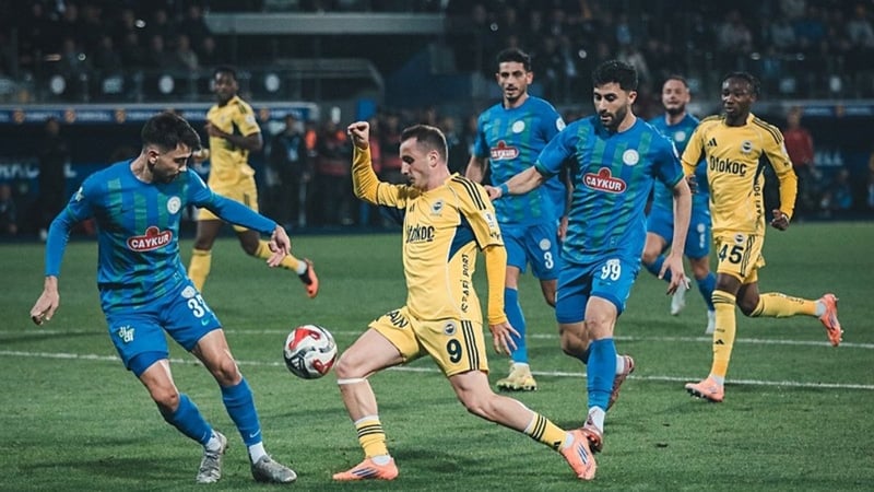 Çaykur Rizespor’dan süpürgeli gönderme! Hakem kararlarına maç devam ederken tepki