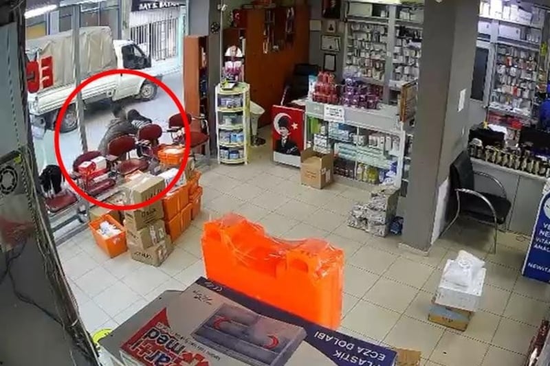 Bursa’da kadına cinsel saldırı: Eczane önüne çıkan kadın çalışana saldırıp kıyafetini çıkarmaya çalışan erkek tutuklandı