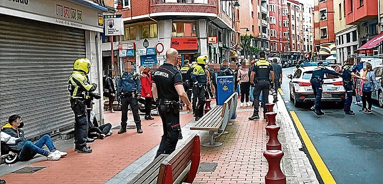 Rompe el dedo a un policía de Barakaldo y ataca a otros dos cuando iban a detenerle