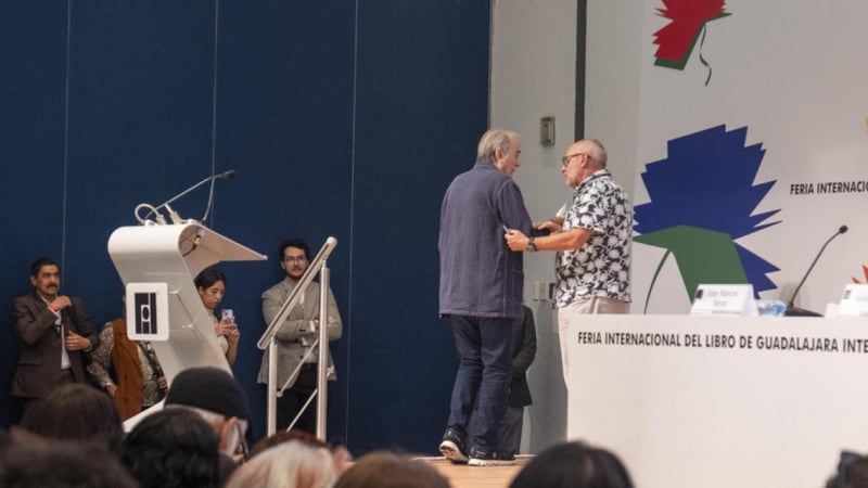 Serrat provoca un tumulto en la FIL