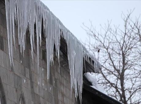 Üniversite öğrencisi çatıdan düşen kar ve buz nedeniyle sakat kaldı! 20 milyon lira tazminat kararı