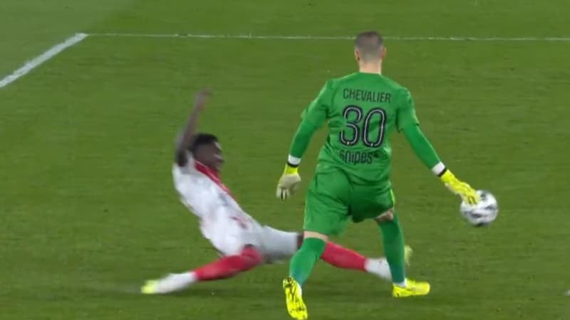 "Absolument incompréhensible": carton jaune polémique pour Lamine Camara après un tacle assassin sur Chevalier lors de Monaco-PSG
