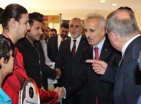 Bakanlar Uraloğlu ve Işıkhan, Midyat Belediyesini ziyaret etti