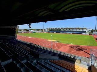 Et si la piste d’athlétisme du stade René-Gaillard à Niort devenait bleue ?
