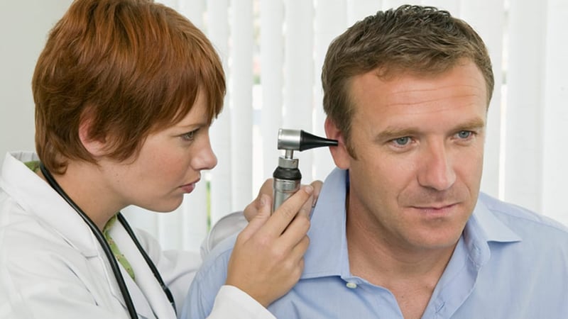 Tinnitus: Wann Sie bei Ohrgeräuschen zum Arzt sollten