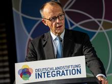 Video zeigt Protest gegen „Stadtbild“-Äußerung: Dutzende Zuschauer verlassen Saal während Merz’ Rede zu Integration