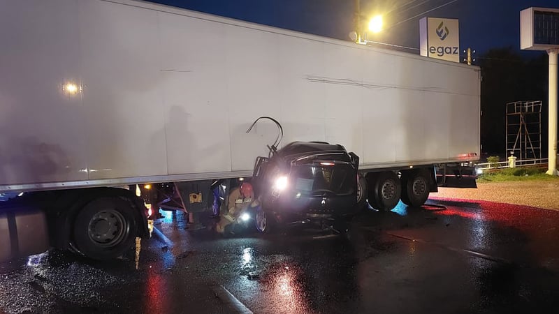 Manisa'da feci kaza! Tıra çarpan otomobil karı kocaya mezar oldu