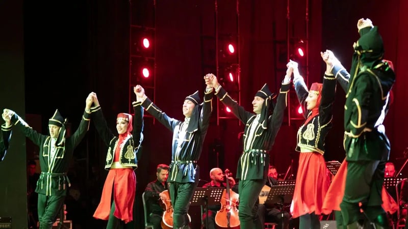 İzmir'de Güzel Sanatlar Genel Müdürlüğünün 90. yılı dolayısıyla konser verildi