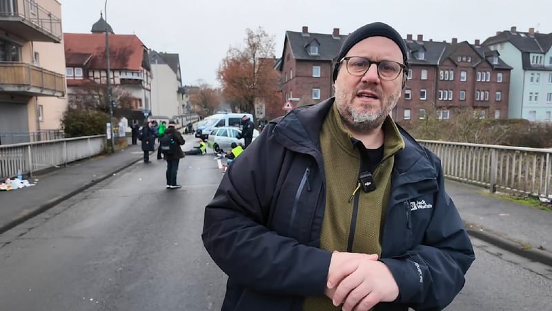 BILD vor Ort in Gießen - Demonstranten kleben sich auf Straße fest