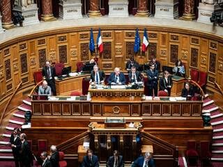 Le Sénat propose de décentraliser certains pouvoirs aux élus locaux