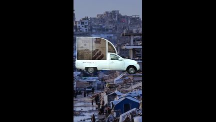 Gaza : une papamobile transformée en unité de soins pour enfants