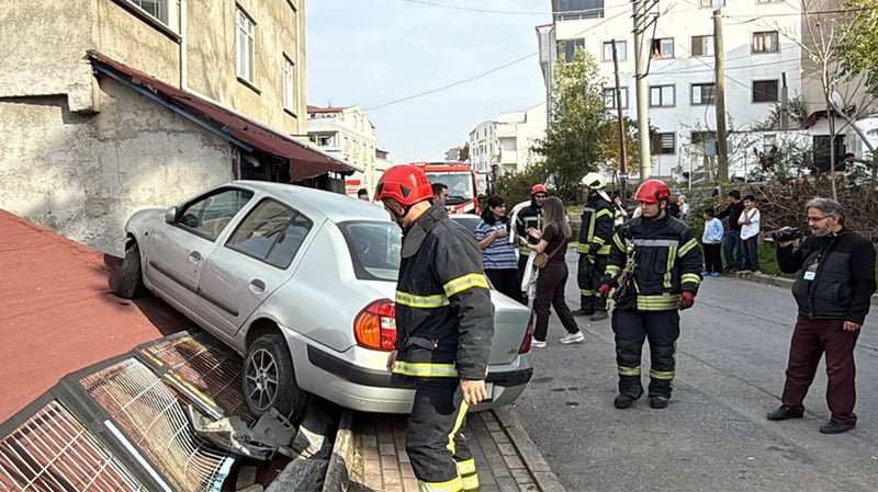 Kocaeli'de ilginç kaza! Evin çatısına otomobil düştü