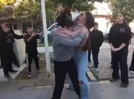 Buca'da ortaokullu kızlar saç saça kavga etti! Arkadaşları ayırmak yerine video çekti