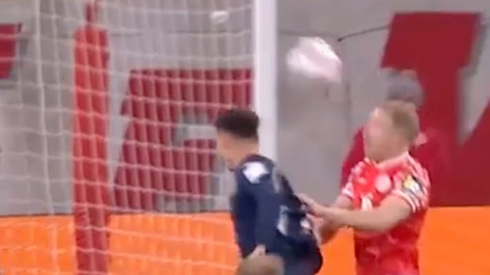 So unglücklich! - Kurioses Kopfball-Eigentor