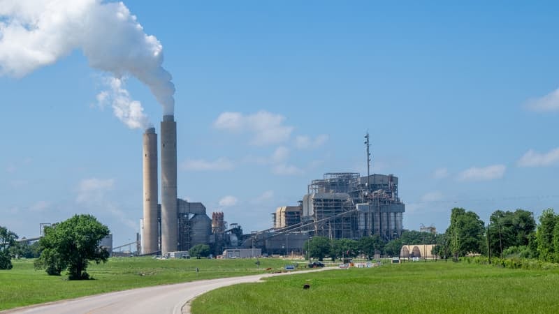 Pour éviter de couper le courant aux Américains, on reporte la fermeture des centrales à gaz et à charbon aux États-Unis afin d'alimenter les centres de données de l'intelligence artificielle