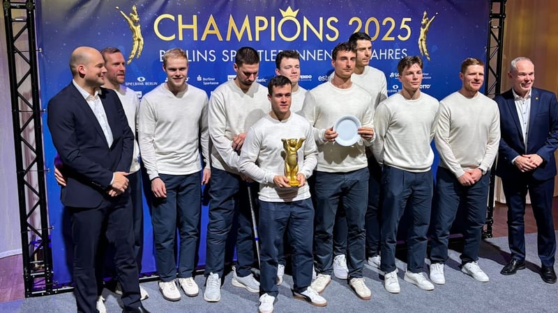 Ein Teller tut’s auch - Füchse servieren neue Meisterschale mit Humor