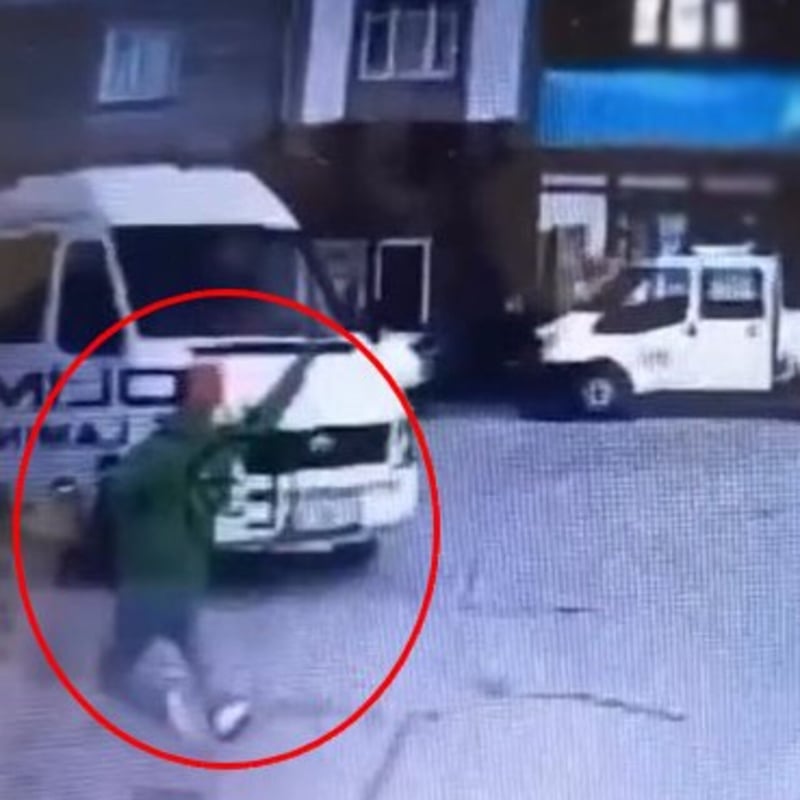 Yere düşen yaya, minibüsün altında kalarak öldü