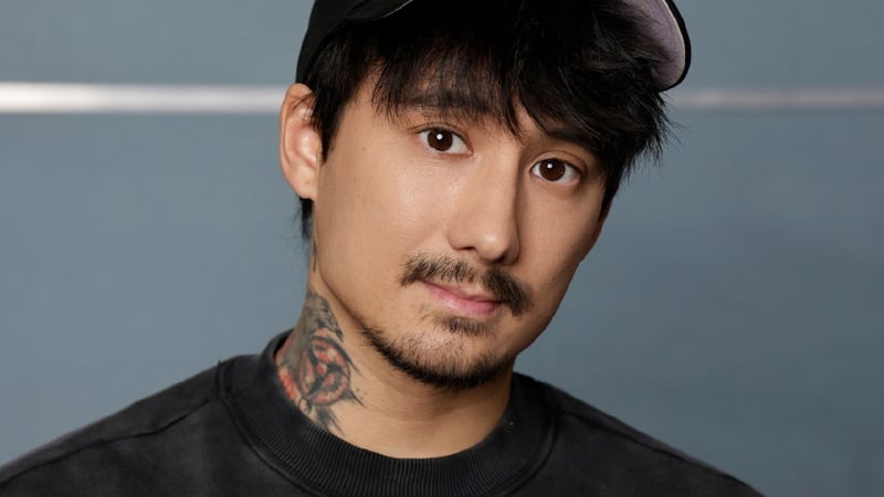 Opfer rassistischer Gesänge - YouTube-Star von Betrunkenen im ICE belästigt