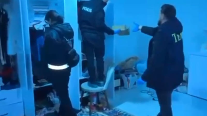 Deste deste paralar, villalar, arabalar, tarlalar... Hepsine el konuldu