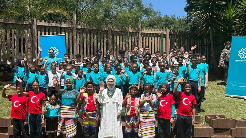 G20 Liderler Zirvesi! Emine Erdoğan'dan Türkiye Maarif Vakfı'na ziyaret