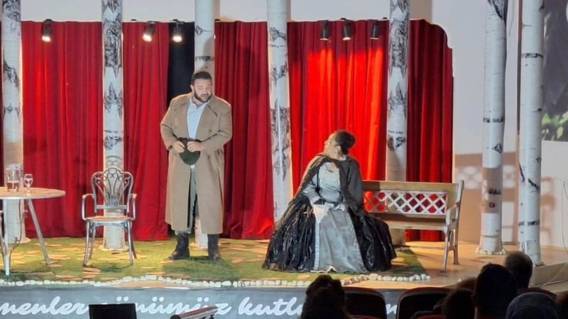 Merkezefendi Kent Tiyatrosu'nun oyunu Çavdır’da büyük beğeni topladı