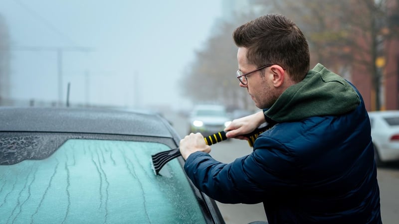 Eiskratzer: Klare Sicht im Winter: So befreien Sie Autoscheiben schnell vom Eis