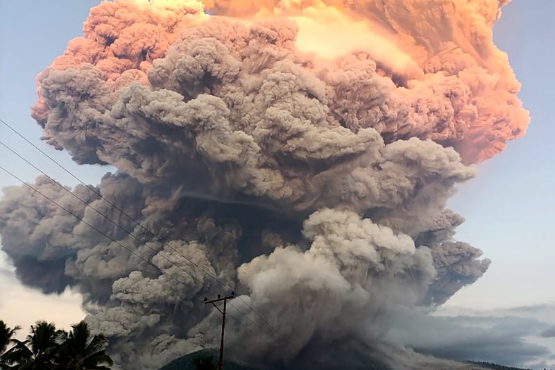 Japonya'da yanardağ patlaması: Küller 4 bin 400 metreye yükseldi