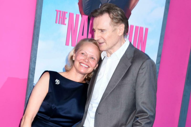 Pamela Anderson confirme avoir vécu « une brève romance » avec Liam Neeson