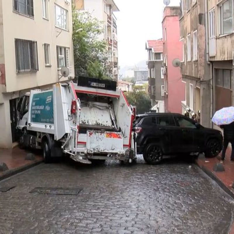 Çöp kamyonu dehşeti! 5 araç ve eve çarptı