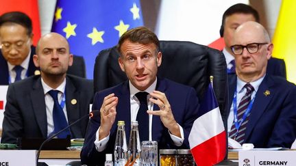 "Il ne peut pas y avoir de paix en Ukraine sans les Ukrainiens et le respect de leur souveraineté", martèle Emmanuel Macron