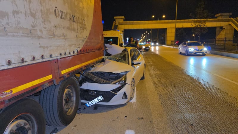 Bursa'da TIR'ın altına giren otomobil sürücüsü ağır yaralandı