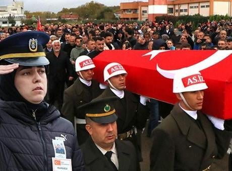 Polis memuru, şehit ağabeyinin cenazesini asker selamıyla karşıladı
