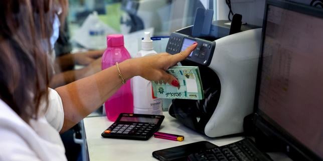 Les transferts d’argent des migrants vers leur pays d’origine, une discrète manne qui dépasse les 900 milliards de dollars