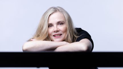 Isabelle Carré réalise l'adaptation de son premier roman, "Les Rêveurs" : "La problématique de la jeunesse actuelle est de se trouver des rêves"