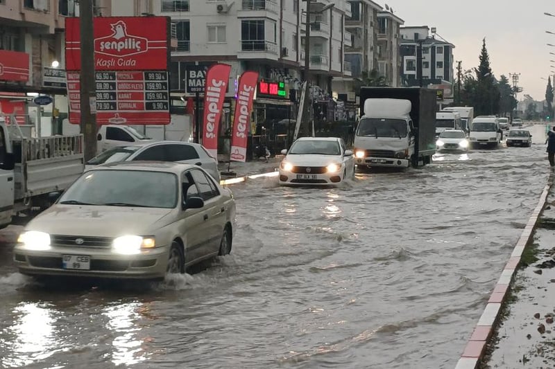 Antalya'da şiddetli yağış: Yollar göle döndü