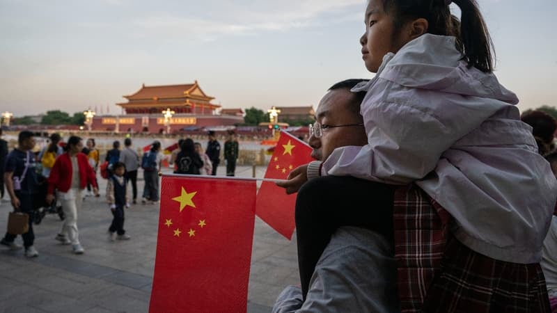 Pour financer des traitements qui coûtent jusqu'à 365.000 euros pour leurs enfants atteints du cancer, des parents en Chine dansent pendant des heures en direct sur Internet pour collecter des dons